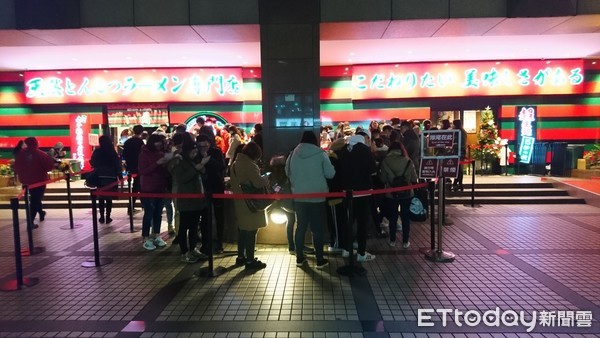 ▲一兰拉面外面排队，与没排队（图／记者黄士原摄）