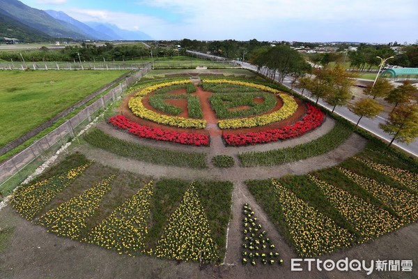 花莲市国福花海正式对外开放，五十多个家庭参加种植花草DIY。国福花海今年有别以往，增加了灌木丛植栽的福字迷宫，花海与迷宫总计有七万多株的花草，欢迎大家来赏花走迷宫，一整年都会幸福满满。（图／花莲市公所提供）