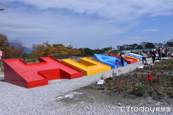 花莲市国福花海正式对外开放，五十多个家庭参加种植花草DIY。国福花海今年有别以往，增加了灌木丛植栽的福字迷宫，花海与迷宫总计有七万多株的花草，欢迎大家来赏花走迷宫，一整年都会幸福满满。（图／花莲市公所提供）
