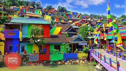 最新打咭彩虹城市！印尼200小屋组色彩小镇
