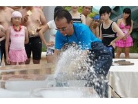 游乐园内近距离拥抱大冰雕！雪花直喷超消暑