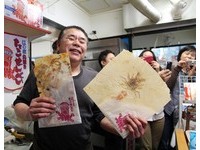 活体海鲜直接高压制成　江之岛“章鱼仙贝”比脸还大