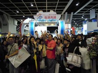 “五月天”加持高雄观光　香港旅展粉丝争抢拍照、打卡