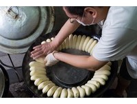 晚来吃不到！基隆孝三路70年半蒸烤焦皮“贴锅馒头”
