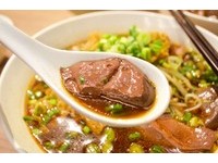 徐重仁儿子的店　中药卤牛肉面加鸭血　香气逼人面弹牙