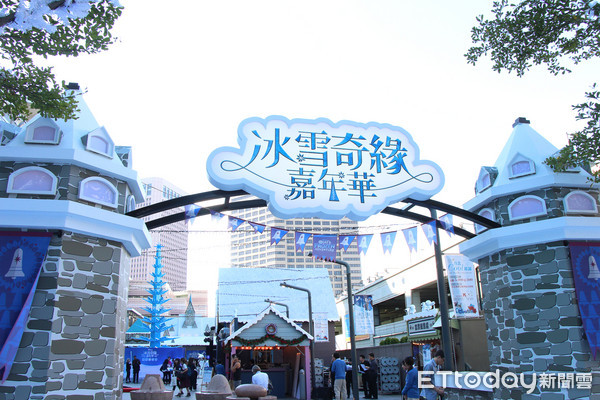 ▲12米冰晶圣诞树11/30登场 冰雪奇缘嘉年华免费5景点好好拍。(图/记者黄士原摄)