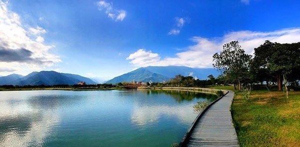 ▲台东伯朗大道油菜花、大坡池。（图／网友meteorkide提供，请勿随意翻拍，以免侵权）