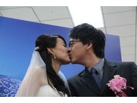 机上搭讪“一起喝咖啡”　华航机场办喜事“嫁空姐”