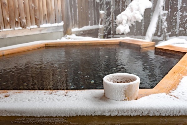 ▲搭“周游东北海道观光巴士”十胜川泡汤、赏冬季奇迹绝景。（图／喜鸿假期、shutterstock.com）