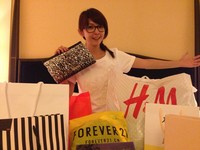 李芳瑜逛遍香港Outlet　Prada竟开在菜市场旁！