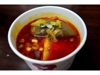 麻辣汤头顺口不伤胃！巷弄臭豆腐饕客爱