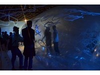 摆脱自我框架！海尼根Light结合艺术　炫目展出