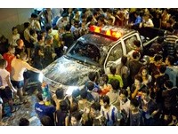 直击！泰国泼水节让人“湿透”　警车经过也困难