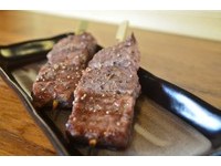 粉红肉串不加酱　老板：吃完保证爱上我　