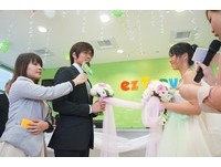 台北内科园区路旁办“婚礼”　纯净风格还放空飘气球