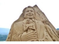 沙雕李安左拥少年PI、右握小金人　民众：超像