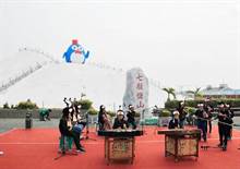 企鹅登上七股盐山 民众笑问：这里是南极吗？