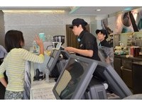 咖啡店挑战轻食现做　黄金色炖饭口感滑嫩