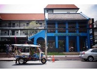 世界唯一“蓝色星巴克”　瞬间凝结曼谷街头嘟嘟车