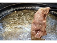 吃石头火锅像在做实验！“爆香炒肉”冬天来一锅超暖胃