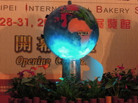 烘焙展直逼亚洲最大！60公斤巧克力地球仪吸睛