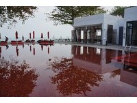沙滩旁惊现“血色泳池”　踏入苏美岛旅店好惊吓