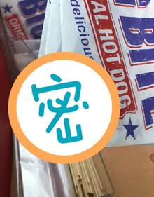 热狗纸袋镶黑边 店员称正常？网：是我眼花吗