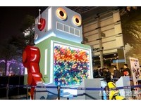 只到2/28！高雄最新景点　4.49米高机器人“扭蛋机”
