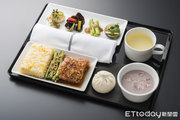 台北晶华酒店与ANA再度合作，把曾经获得台北国际牛肉面节冠军的清炖牛肉面、红烧牛肉面以及酒店内知名川粤料理送上飞机上。（图／台北晶华提供）