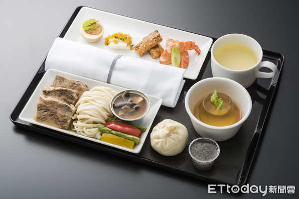 台北晶华酒店与ANA再度合作，把曾经获得台北国际牛肉面节冠军的清炖牛肉面、红烧牛肉面以及酒店内知名川粤料理送上飞机上。（图／台北晶华提供）