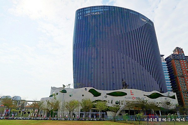 ▲竹北首座“6+Plaza购物广场”试营运！粉红灯廊超浪漫。（图／ㄚ绫绫单眼皮大眼睛提供）