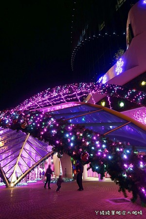 ▲竹北首座“6+Plaza购物广场”试营运！粉红灯廊超浪漫。（图／ㄚ绫绫单眼皮大眼睛提供）