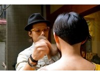 型男理发师“行者”义剪　盼“贫穷”被收进博物馆里