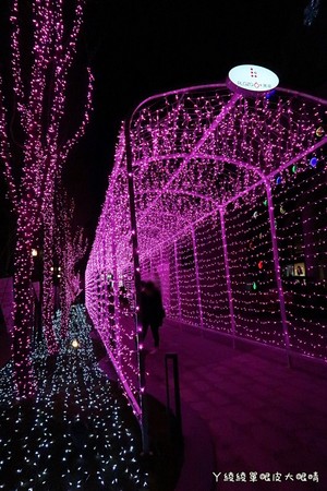 ▲竹北首座“6+Plaza购物广场”试营运！粉红灯廊超浪漫。（图／ㄚ绫绫单眼皮大眼睛提供）