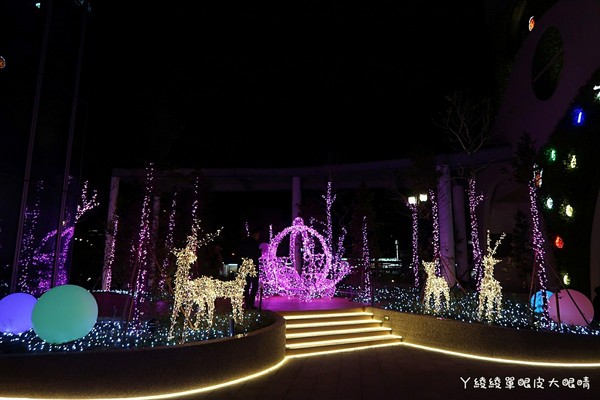 ▲竹北首座“6+Plaza购物广场”试营运！粉红灯廊超浪漫。（图／ㄚ绫绫单眼皮大眼睛提供）