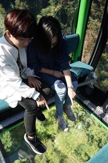 日月潭水晶缆车玻璃地板 透视山光水色挑战胆量