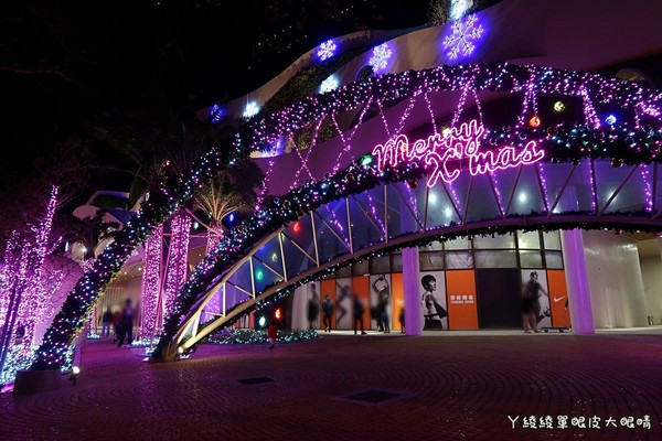 ▲竹北首座“6+Plaza购物广场”试营运！粉红灯廊超浪漫。（图／ㄚ绫绫单眼皮大眼睛提供）
