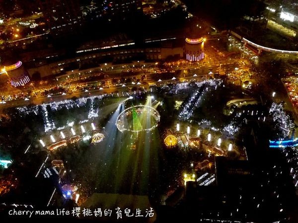 ▲新北市政府32楼观景台俯瞰整个都市夜景。(图/樱桃妈的育儿生活-旅行美食幸福札记提供,请勿任意翻摄以免侵权)