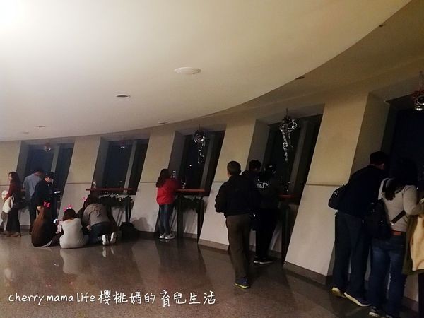 ▲新北市政府32楼观景台俯瞰整个都市夜景。(图/樱桃妈的育儿生活-旅行美食幸福札记提供,请勿任意翻摄以免侵权)