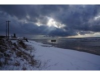 雪中即景！纯白色沙滩与海共构　“末日光束”空中洒落