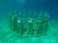 象征生命循环！印尼海底圆形环绕48个真人大小雕像群