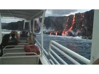 海水瞬间气化！奇劳亚火山喷发　赏岩浆旅游大爆满