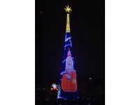 全台最高35米耶诞树　圣诞老人“爬”上LED全彩幕