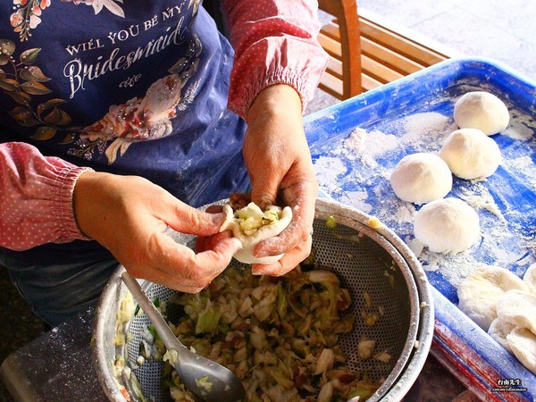 ▲台南在地人才知道的无名水煎包。(图/台南先生提供)