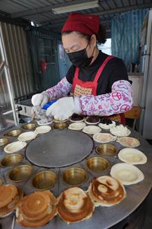 伍师傅车轮饼甜咸口味多 爆浆加料学生最爱