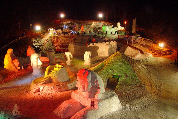 韩国江原道雪花节冰雕冰钓手抓山鳟鱼吸引观光客
