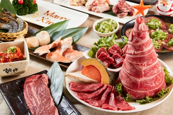 和牛烧肉推成圣诞树！耶诞跨年套餐肥死也要吃