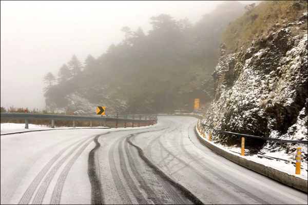 今年第一场雪！合欢山一片雪白宛如白毯