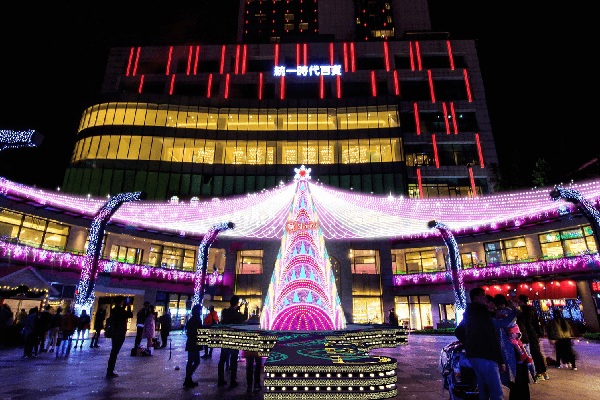 信义区耶诞造景首发紫色圣诞树与纽约场景浪漫登场