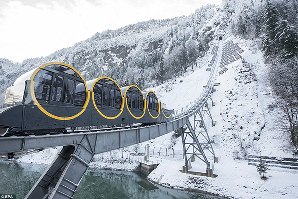 360度雪山壮景尽收眼底世界最陡高山缆车